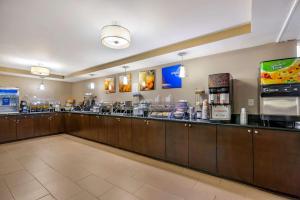 克利尔沃特Comfort Inn & Suites St Pete - Clearwater International Airport的一间设有长柜台的快餐店