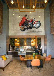 内罗毕The Social House Nairobi, a Preferred Lifestyle Hotel的客厅配有桌子和墙上的摩托车