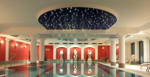 普特布斯拜德翰斯戈尔酒店的大堂设有游泳池和星空天花板