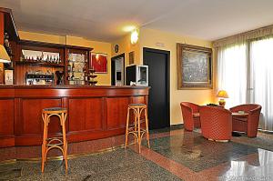 卡尔达诺阿尔坎波阿斯科特寄宿酒店的酒吧,带两个凳子和柜台