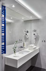 Hotel Dom Zdrojowy Resort & SPA的一间浴室
