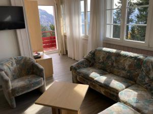 瑞吉卡尔巴德Chalet Bergli的客厅配有沙发、椅子和桌子