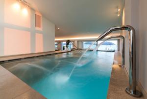 利多迪耶索罗赫斯佩里亚酒店及公寓的一座带室内游泳池的建筑中的游泳池