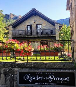 圣克鲁斯德拉塞罗斯Hotel Rural El Mirador de los Pirineos的一座带鲜花阳台的建筑