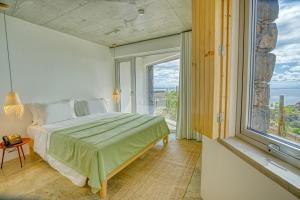 卡列塔Socalco Nature Calheta的一间卧室设有一张床和一个大窗户