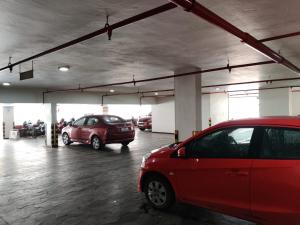 维沙卡帕特南Fortune Inn Sree Kanya, Visakhapatnam - Member ITC's Hotel Group的车库内停放两辆车