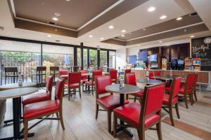 卡斯特罗谷Holiday Inn Express Castro Valley的一间带红色桌椅和柜台的餐厅