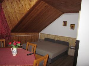 保拉德托特文迪迦斯宾馆的小房间设有一张床和一张桌子,桌子是时尚的