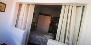 塔科龙特Guest House Casa Tacoronte的卧室配有一张床和镜子,