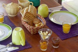 萨尔多斯德莫克纳Chacra del Agua Reserva Privada的一张桌子,上面放着一篮面包和橙汁