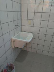 维多利亚Apart Hotel Quartier Latin的瓷砖墙内带白色水槽的浴室