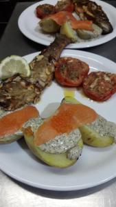 加瓦尔尼Chambres d'hôtes L'Astazou的桌上一盘带鱼和蔬菜的食物