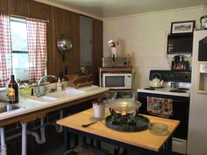 墨菲Lucky 7/ Rainbow motel的厨房配有水槽和台面