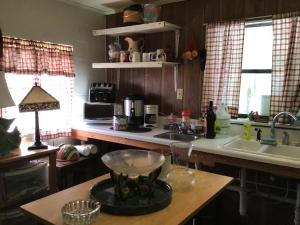 墨菲Lucky 7/ Rainbow motel的厨房配有水槽和台面