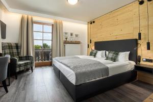 基姆湖畔普林诺伊尔酒店的卧室配有床、椅子和窗户。