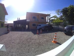 帕罗卡Amplo Apartamento na Pinheira的前面有橙色的交通锥的房子