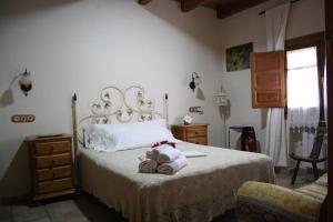 托雷洪厄尔卢比奥Alojamiento la cañada monfrague的一间卧室配有带毛巾和梳妆台的床