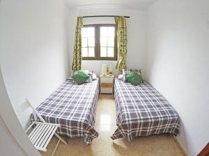 圣克鲁斯-德特内里费Casa El Cercado的带窗户的客房内的两张床