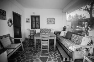 VingláfiaMegris Country Houses的客厅配有沙发和桌子