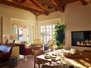 圣地亚哥San Diego Mission Bay Resort的客厅设有壁炉、桌子和椅子
