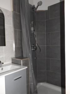 卡诺海滩卡农酒店的带淋浴和盥洗盆的浴室