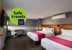墨西哥城墨西哥机场酒店的酒店客房设有两张床和一个安全旅行标志