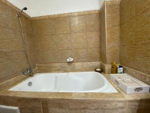 伊夫兰Très joli appartement au centre de IFRANE的设有带大浴缸的浴室。