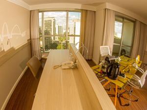 巴西利亚巴西利亚利德美居酒店的一间会议室,内设一张长桌和一个大窗户