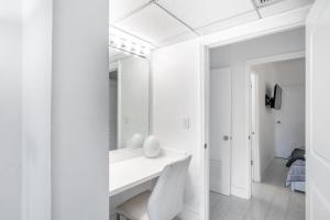 迈阿密海滩Sunny Isles Ocean Reserve Superb Condo Apartments的白色的浴室设有水槽和镜子