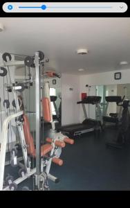 马瑙斯Hotel Saint Paul 01 Flat的一间健身房,里面设有数个健身器材
