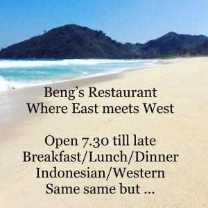 龙目岛库塔西拉民宿的海滩上,有东西交汇处的餐馆