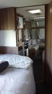 蒂阿瓦穆图Caravan Glamping Accommodation的小房间设有床和厨房