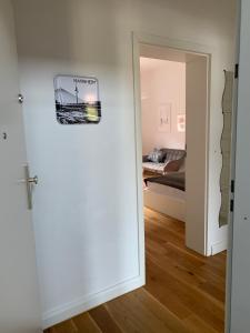 曼海姆Feel-Good Apartment In Mannheim-Neckarau的通往卧室的大门