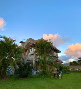 石垣岛イリワ -stay&coffee iriwa-的前面有棕榈树的房子