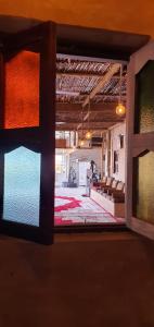BaţīnAl Khateem Art Hub的透过窗户可欣赏到客厅的景色