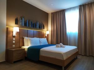 塞萨洛尼基La Place Suites - La Place De La Gare的酒店客房设有床和窗户。