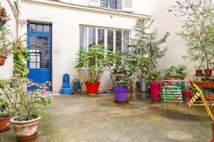 巴黎Superb Mini Loft close Montmartre 2 people的建筑前的一堆盆栽植物
