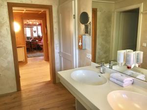 赫兴施万德斯特里博格7号乡间别墅酒店的浴室设有2个水槽和镜子