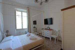 罗马Art Atelier San Pietro的白色卧室设有大镜子和一张床