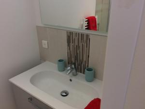 桑特La parenthèse的浴室设有白色水槽和镜子