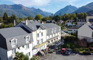 阿热莱斯加佐斯特索雷尔勒旺旅馆的享有小镇的空中景色,以群山为背景