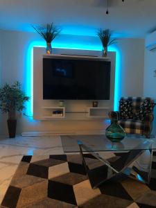 蒙特哥贝C'DaView Apartment Suite的客厅配有带蓝光的平面电视