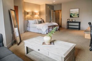 索诺玛Seven Branches Venue and Inn的酒店客房配有一张床铺和一张桌子。