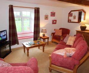 West BurtonWonderfully Scenic and Comfortable Dales Mill Property的客厅配有两张沙发和一台电视机