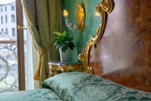 威尼斯马可尼酒店的金框床和窗边植物
