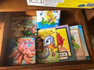 大伊瓜巴Vivendas de Iguaba的书架上堆着的一堆儿童书