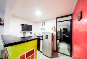 亚美尼亚Casa Quindio的带冰箱和红色墙壁的厨房