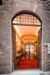 佛罗伦萨托瑞古尔法阿奇亚奥里豪华酒店的红地毯建筑的入口