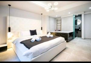 雅典DELUXE ROMANTIC JACUZZI的一间带大床的卧室和一间浴室