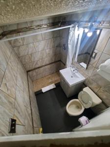 拉斯维加斯沙漠之山汽车旅馆的一间带卫生间和水槽的小浴室
